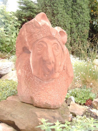 Ein aus Sandstein gehauener Indianerkopf